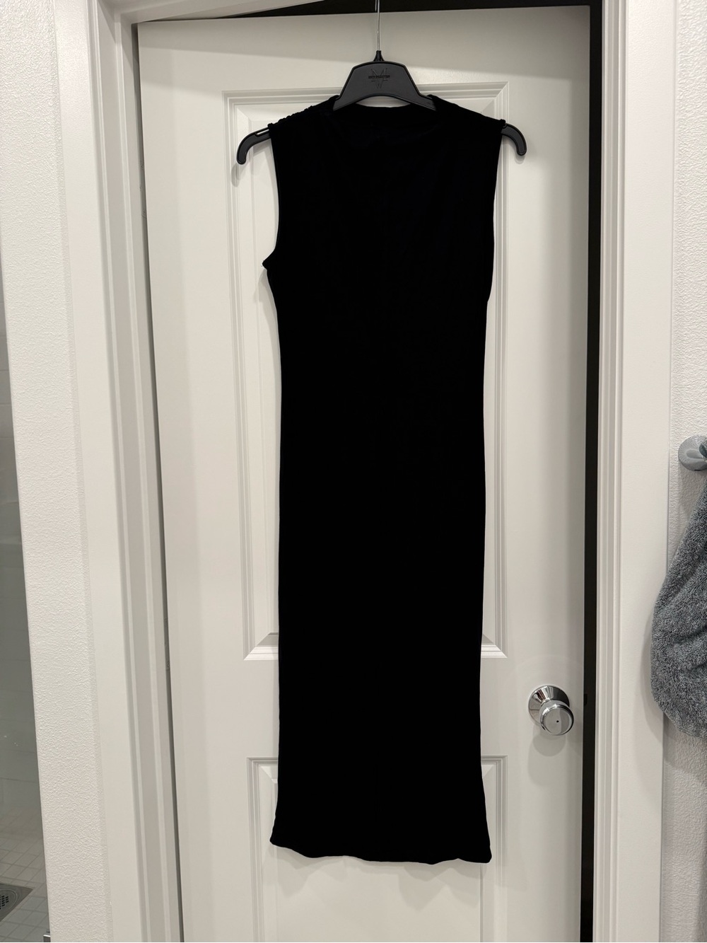 Sleek Black Sleeveless Midi Dress by